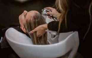 Stavite KAŠIKU ŠEĆERA U ŠAMPON: Kosa će vam zablistati uz pomoć ovog trika