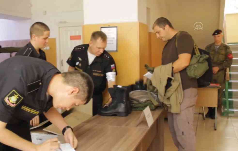 DELIMIČNA MOBILIZACIJA RUSA NA DELU: Mobilisani Rusi pristižu u centre za registraciju