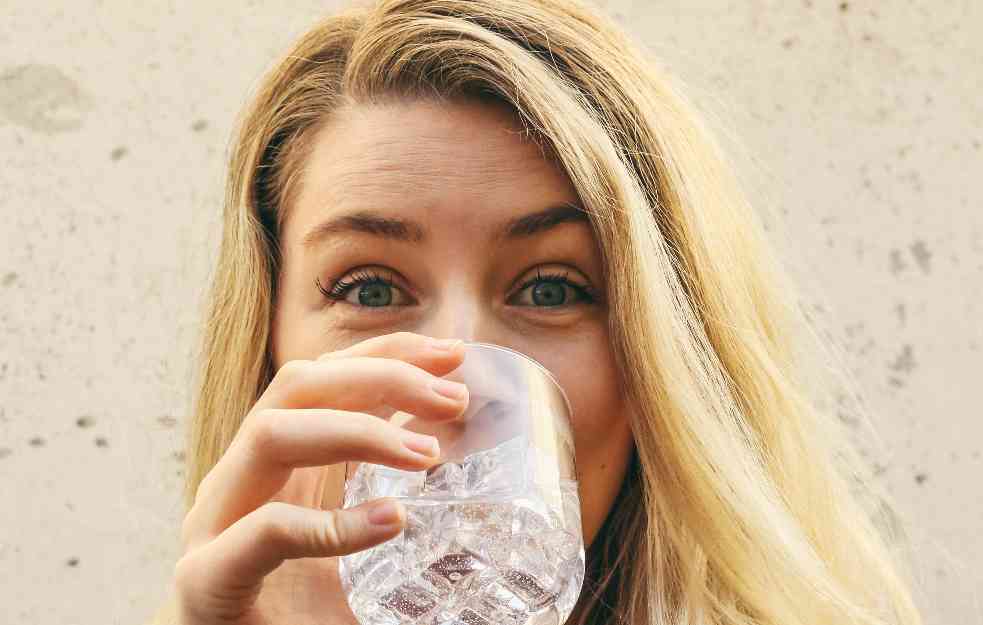Ovo je 5 načina da pijete više vode dnevno , ako vam to teško ide