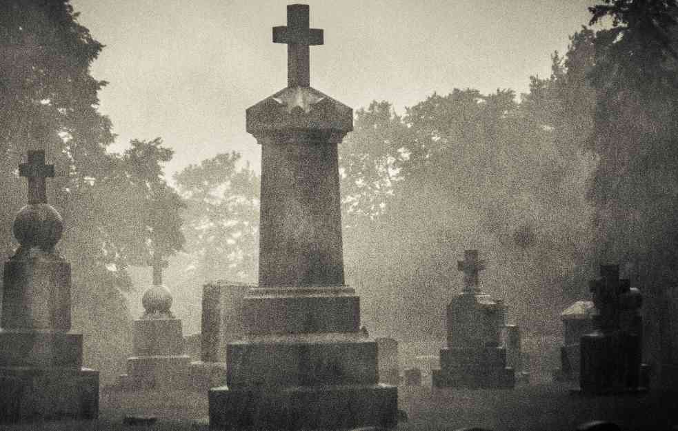 Danas su Miholjske zadušnice – molitvama i paljenjem sveća sećamo se preminulih