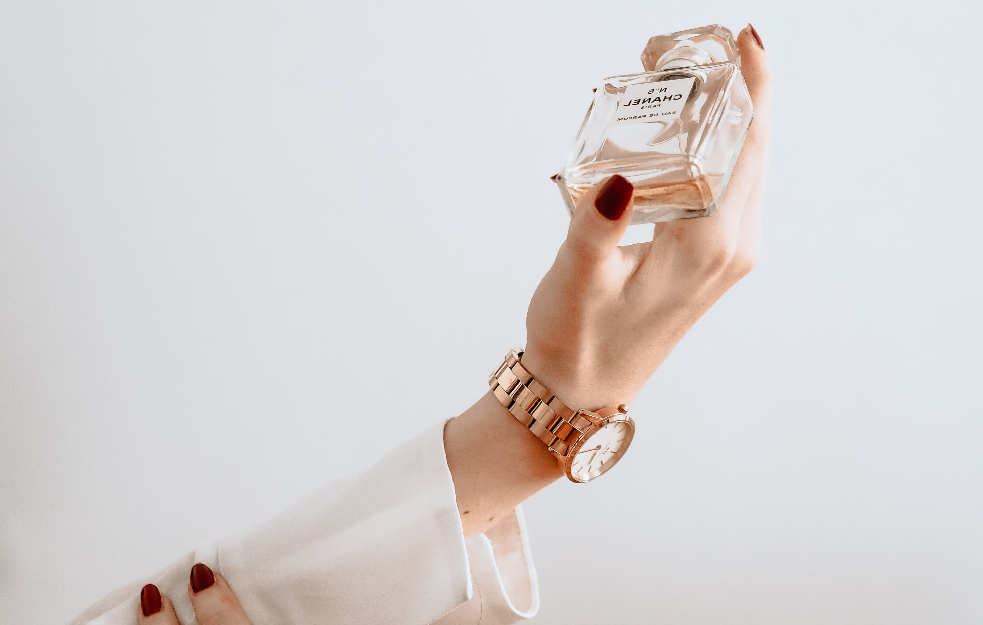 Jel ste se pitali da li nanošenje vazelina ispod parfema produžava trajanje mirisa?