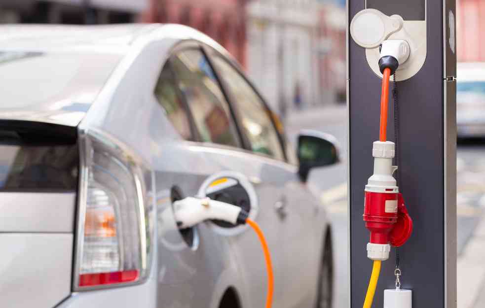 UVELI NOVO PRAVILO: Sva parkirališta u Briselu do 2025. godine moraju imati stanice za punjenje električnih vozila