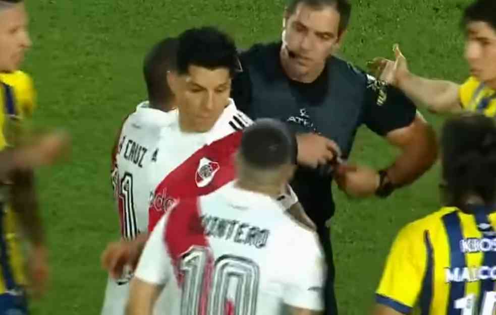 NEZAPAMĆEN INCIDENT: Sudija zakačio fudbalera po licu, ovaj mu vratio i automatski zaradio isključenje (VIDEO)