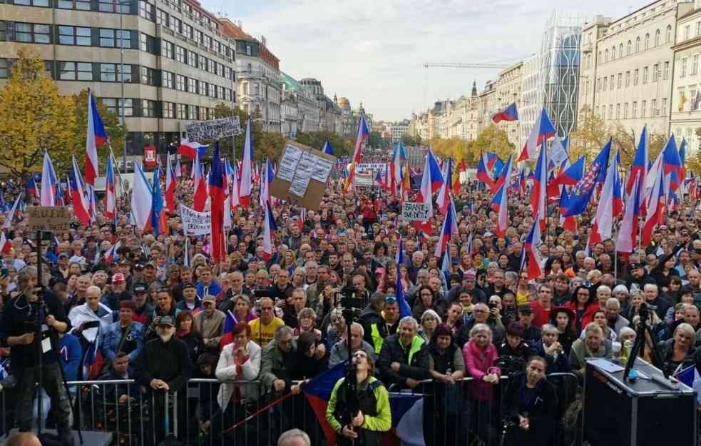 TRAŽE OSTAVKU VLADE: Desetine hiljada na antivladinom protestu u Pragu