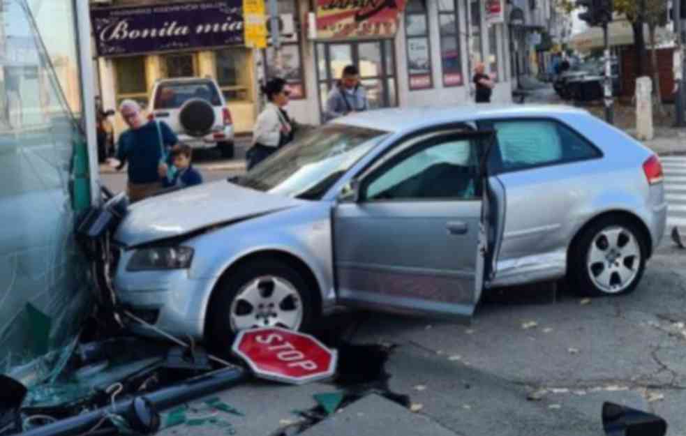 AUDIJEM SE ZAKUCAO U ZGRADU, ULETEO U IZLOG! Karambol u centru Beograda (VIDEO)