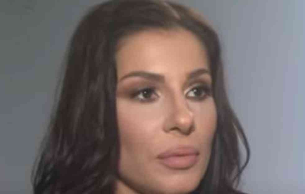 MIA BORISAVLJEVIĆ DEKOLTEOM OBORILA INSTAGRAM : Crna haljina i bujno poprsje ostavilo sve bez daha (FOTO)