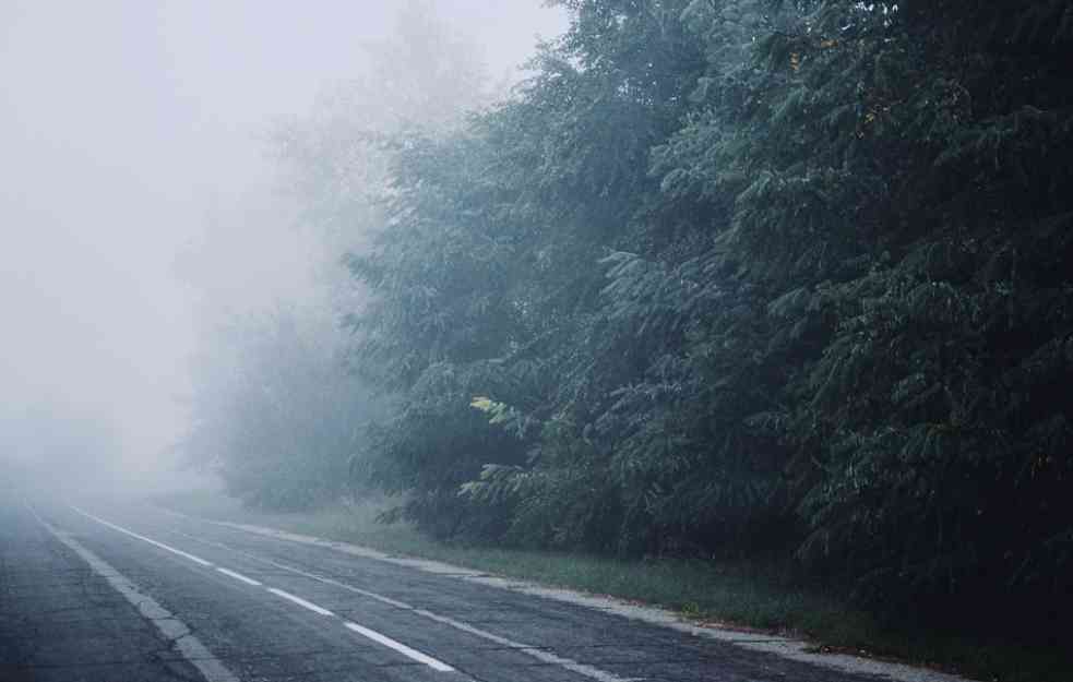 NOĆNA MORA SVAKOG VOZAČA: 10 glavnih saveta za vožnju po magli