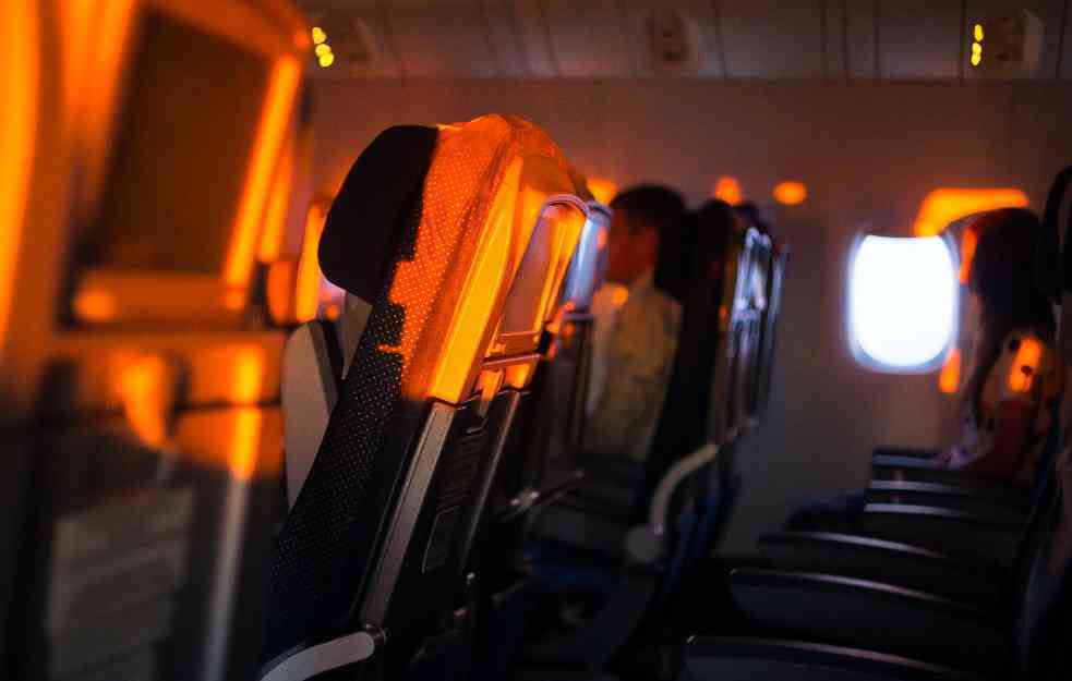 BIZARNO OPRAVDANJE: Putnik koji je otvorio vrata aviona u vazduhu rekao da je morao da „brzo izađe“