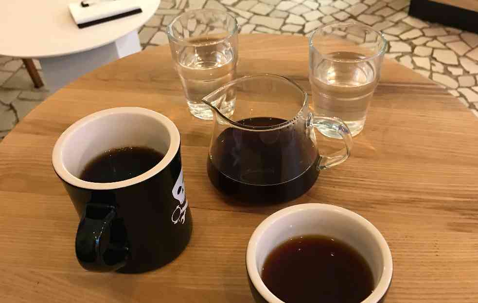 Jeste  li se zapitali: Zašto se uz kafu uvek služi čaša vode?