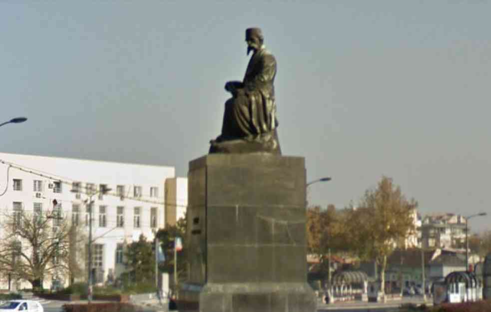 DVE FAZE OBNOVE: Bronzani kip Vuka Karadžića u Beogradu biće skinut i obnovljen