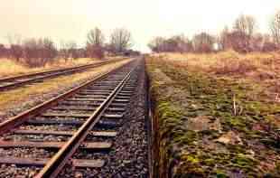 SAOPŠTENJE INFRASTRUKTURE ŽELEZNICE: Dečak pokušao da pređe <span style='color:red;'><b>kolosek</b></span>, a rampa bila spuštena