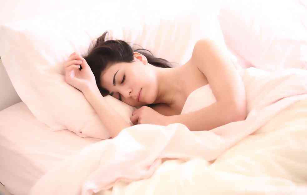 OTKRIVAMO: Strana na kojoj spavate može imati uticaj na kvalitet sna i jačanje mozga