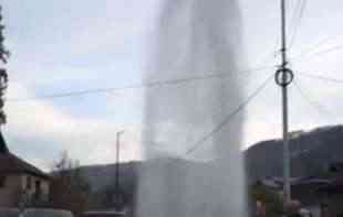 NESREĆA U IVANJICI : Kamionom odvalio hidrant, stvorio se vodoskok visine preko 20 metara (VIDEO)