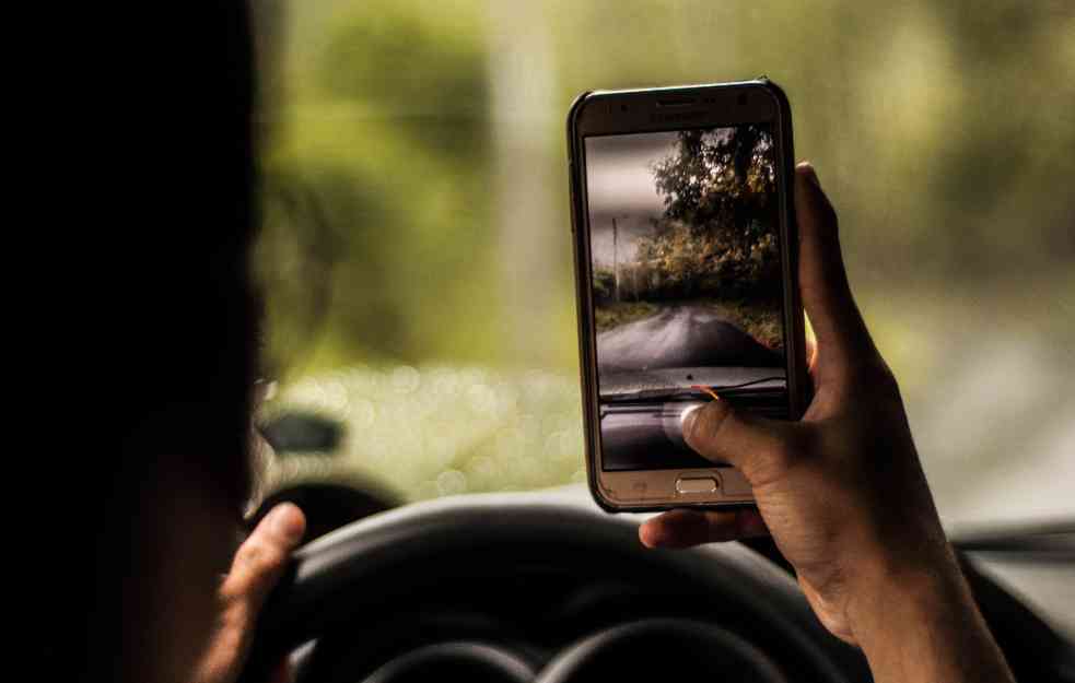  Kamere će automatski beležiti kad uzmete mobilni dok vozite: Ove izmene zakona mogle bi da promene sve