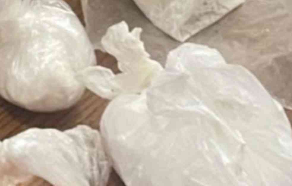 Policija uhapsila dilera u Rumi pronašla kokain, tablete i novac!