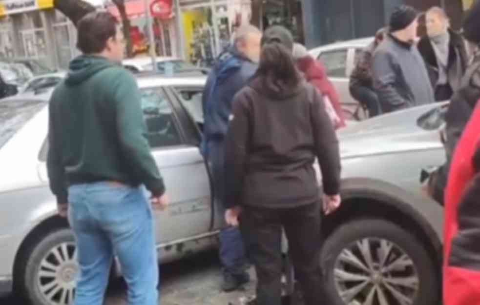 NESREĆA U KRALJEVA: Sleteo s puta, udario u ženu, pa se zakucao u parkirane automobile (VIDEO)