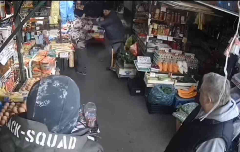 NASILJE I NA PIJACI: Strašan snimak muškarca koji bije stariju ženu na Karaburmskoj pijaci (VIDEO)
