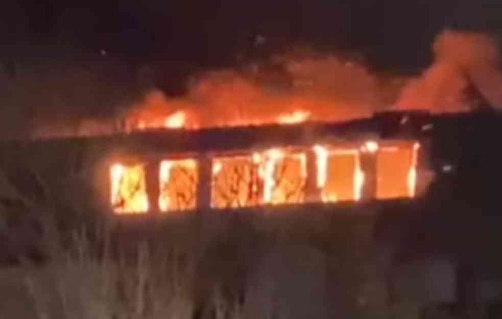 U RAKOVICI: Gori hotel, vatrogasci se bore sa vatrenom stihijom POGLEDAJTE (VIDEO)