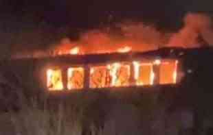 U RAKOVICI: Gori hotel, vatrogasci se bore sa vatrenom stihijom POGLEDAJTE (VIDEO)