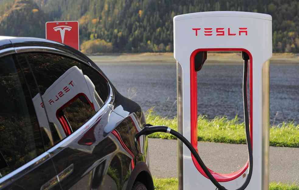 NAŠLI GREŠKU U SOFTVERU: Povučeno više od 435.000 električnih automobila Tesla sa kineskog tržišta