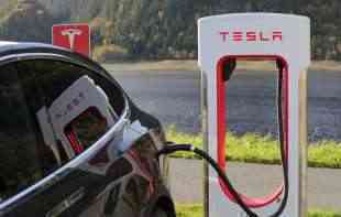 NAŠLI GREŠKU U <span style='color:red;'><b>SOFTVER</b></span>U: Povučeno više od 435.000 električnih automobila Tesla sa kineskog tržišta