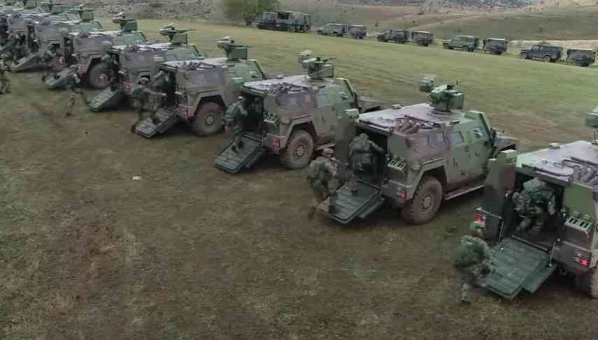 Dugačka kolona borbenih vozila Vojske Srbije kreće se iz Kraljeva ka Raški 
