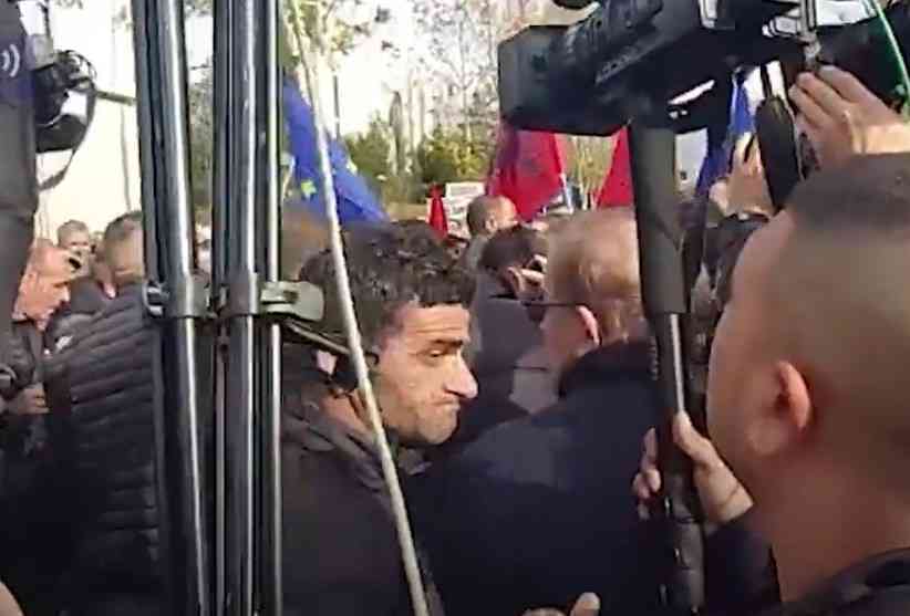 <span style='color:red;'><b>DIVLJANJE</b></span> DEMONSTRANATA U ALBANIJI: Beriša napadnut na protestu u Tirani! Dobio udarac pesnicom u glavu! (VIDEO)