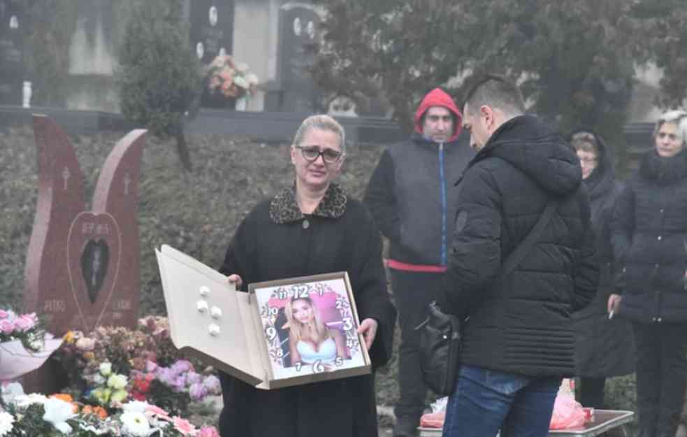 GODIŠNJICA SMRTI MLADE JUTJUBERKE: Majka lije suze i drži Kikinu sliku...