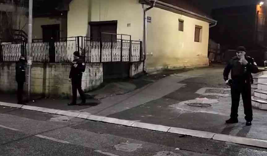 OKUPACIJA SEVERA KOSMETA! Kurtijevi specijalci BLOKIRALI Mitrovicu, građani se okupljaju na ulicama, bačene DVE ŠOK BOMBE (VIDEO)