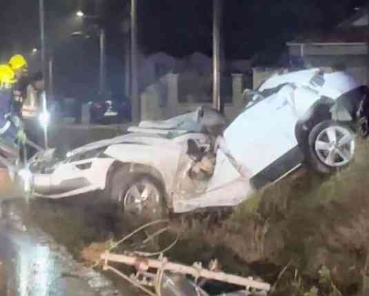 TRAGEDIJA NA PUTU KRAGUJEVAC-<span style='color:red;'><b>JAGODINA</b></span>: Poginule dve osobe, automobil prepolovljen (FOTO)