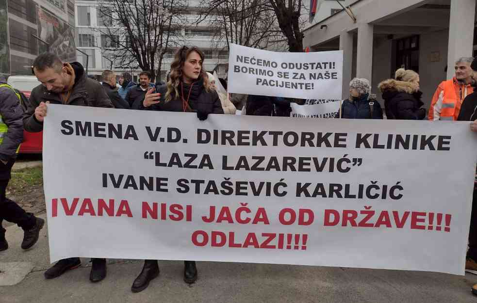 UŽIVO: OŠTRA PORUKA ŠTRAJKAČA ”LAZE” DIREKTORKI I PROTESTNA ŠETNJA DO VLADE (VIDEO)