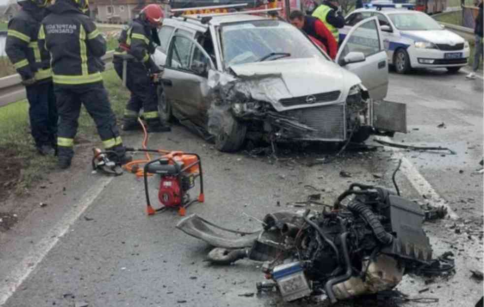 TEŠKA NESREĆA NA ZRENJANINSKOM PUTU: Sudar dva vozila, jedna osoba poginula (FOTO)