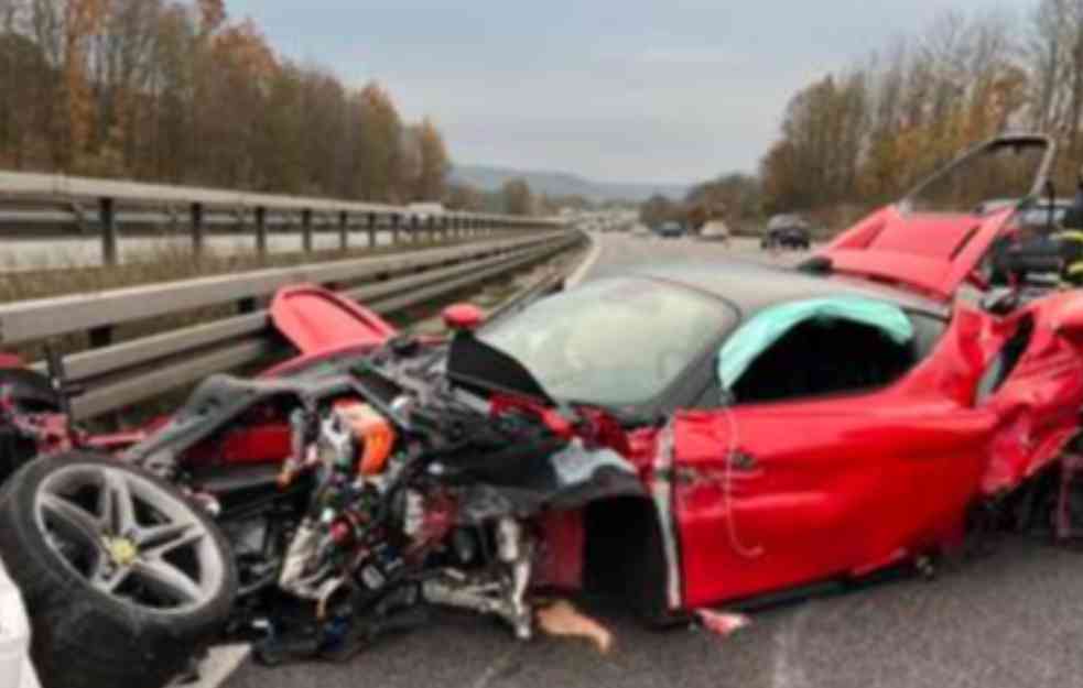 Vozač Ferarija se zakucao sa 300 km/h u bankinu, automobil se raspao (FOTO)