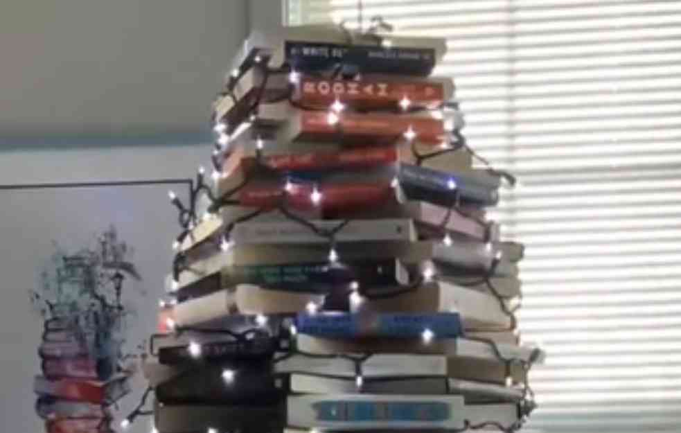 JELKA  ZA KNJIŠKE MOLJCE: Kejti pravi svoju verziju božićnog drveta  (VIDEO)