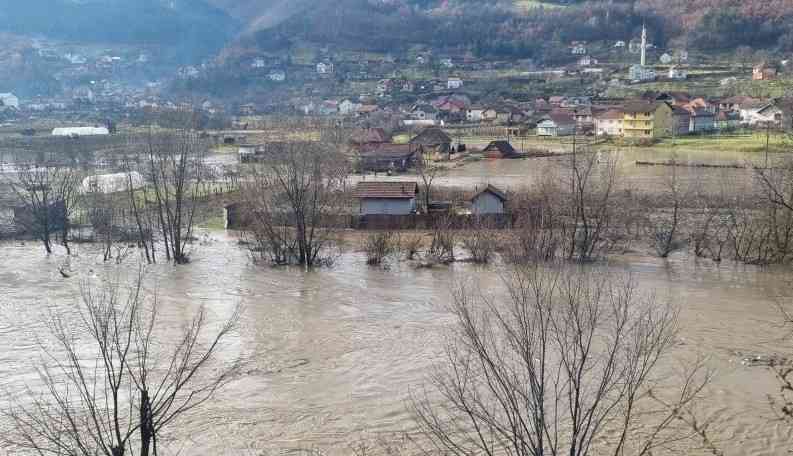 LIM SE IZLIO KOD PRIJEPOLJA: Reka preti da ugrozi i domaćinstva, pod vodom oranice i pomoćni objekti 