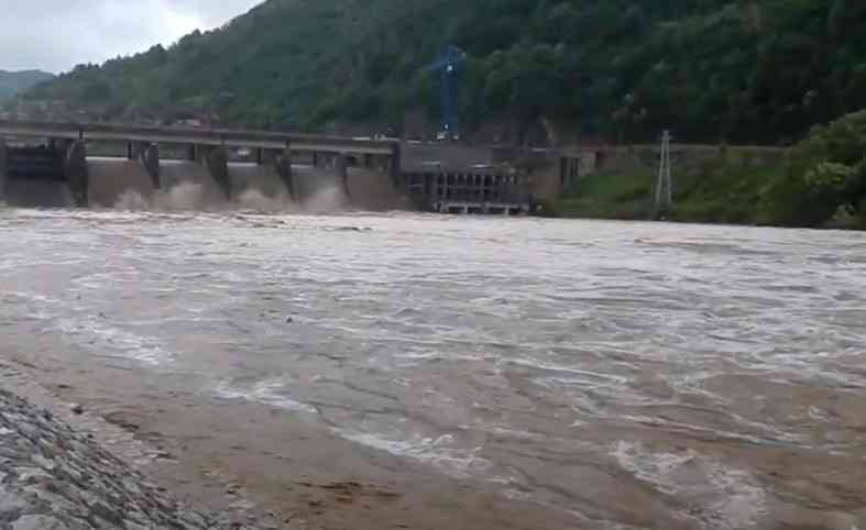 IZLILA SE DRINA NA PODRUČJU <span style='color:red;'><b>ZVORNIK</b></span>A: Reka poplavila poljoprivredno zemljište i nekoliko garaža