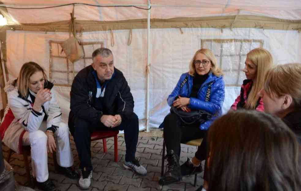 ODAVDE NE ODLAZIMO DOK NE OSLOBODE UHAPŠENE SRBE: Doktor Elek danonoćno spasava brojne živote, a na barikadama ih brani