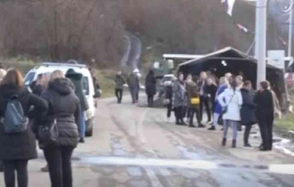 SRBI NA BARIKADAMA U IBARSKOJ SLATINI I LEŠKU: Nismo kriminalci, borimo se da naša deca žive, igraju se i uče u slobodi!