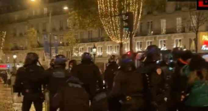 HAOS U PARIZU I LIONU POSLE PORAZA FRANCUSKE NA SP: Policija vodenim topovima rasteruje navijače (VIDEO)