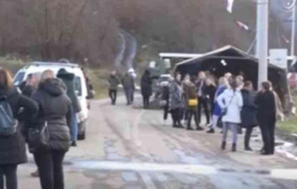 Srbi na severu KiM deseti dan na barikadama, đaci ponovo u klupama