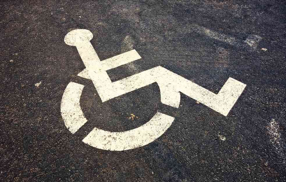 BAHATO PARKIRANJE: Policija u Beogradu za tri dana uklonila 24 automobila sa mesta za invalide