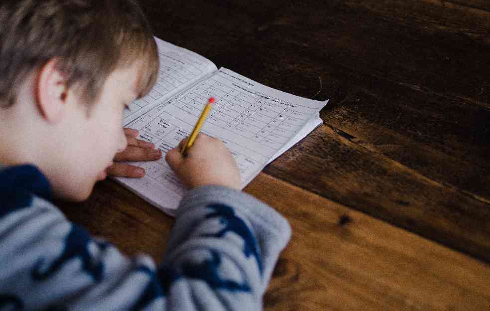 Dečak (11) nestao zbog loše ocene: Dečiji psiholog objašnjava kako smanjiti pritisak na decu