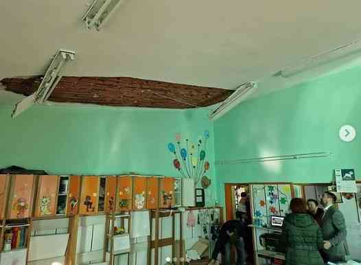  <span style='color:red;'><b>PAO PLAFON</b></span> U JASLICAMA U INĐIJI: Povređeno šestoro dece! (FOTO)