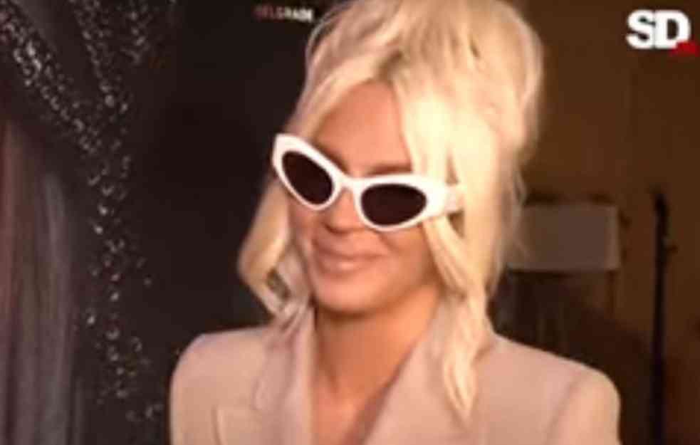JELENA KARLEUŠA NE PRESTAJE DA ŠOKIRA : Ostavila u čudu 2 miliona i 400.000 ljudi pred objavljivanje albuma (FOTO)