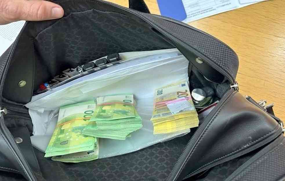Priveden jer je u u torbi za laptop pokušao da prenese 130.000 evra