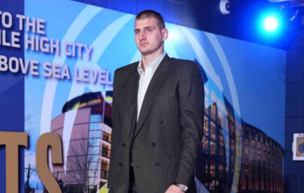JOKIĆ NA VISINI ZADATKA. Evo zašto popularni Džoker u odelu dolazi na utakmice