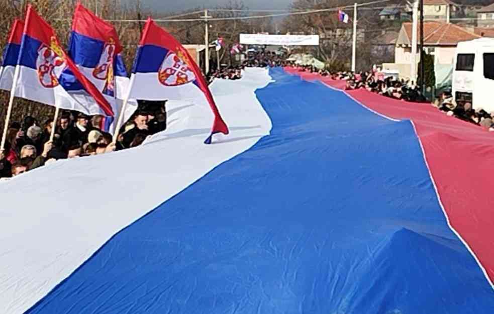 VELIKI PROTESTNI MITING SRBA NA KOSOVU I METOHIJI: Kurti, Kosmet nije tvoja prćija, ovo je NAŠA DEDOVINA!  SRBI RAZVILI ZASTAVU DUGU 250 METARA! (VIDEO, FOTO)