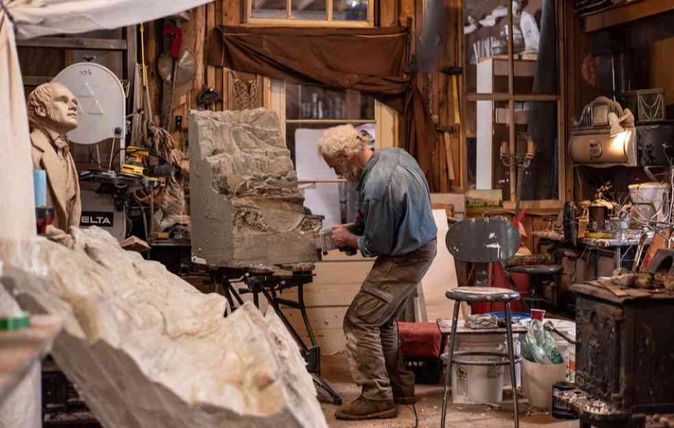 NOVO RUHO SPOMENIKA: U ponedeljak vraćanje restaurirane skulpture Vuka Karadžića na postament