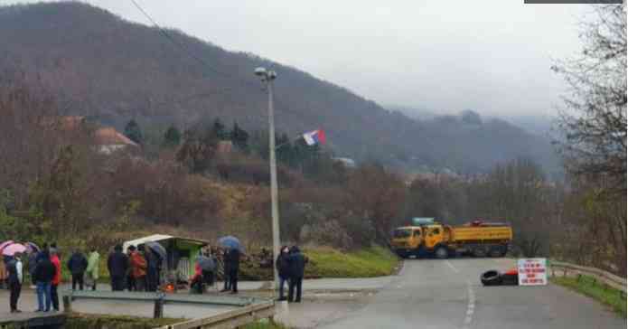 SRBI SA BARIKADA POSLE RAFALNE PALJBE KOD ZUBINOG POTOKA: Ostajemo ovde celu noć! (VIDEO)