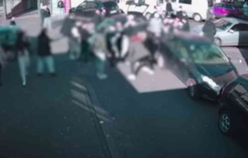 UŽAS! RULJA UBIJA SRBINA USRED KELNA! Nemački mediji objavili jeziv snimak, čoveka TUKU DO SMRTI na ulici! (VIDEO)